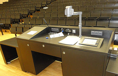 Ein Hörsaal ohne MedientechnBild des Hörsaals 4 im zentralen Hörsaal- und Seminargebäude. (Foto: RZ)